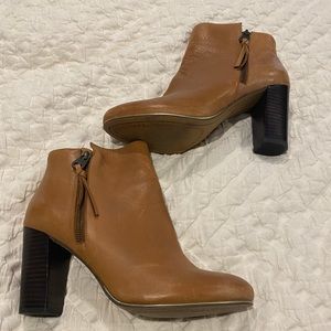 Leather ankle booties in chestnut *sz 9*